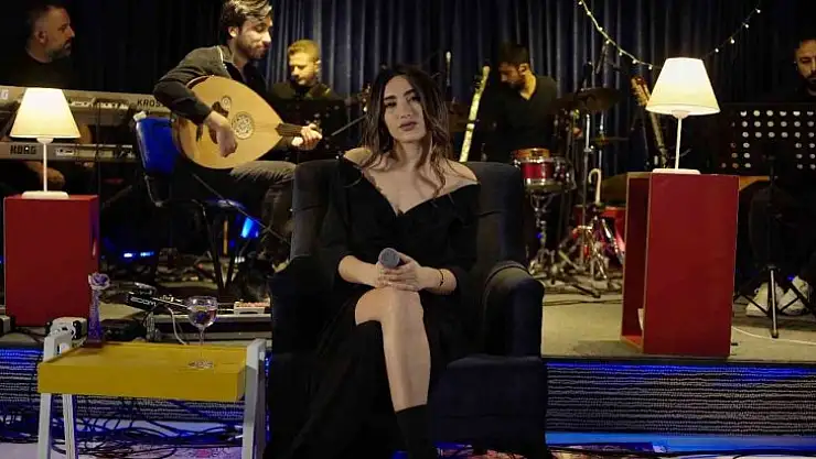 Genç şarkıcının 'Gidelim Buralardan' şarkısına yorumu büyük beğeni topladı