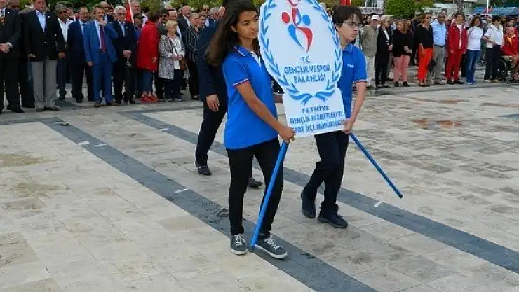 Gençler Atatürk Anıtına Çelenk Sundu