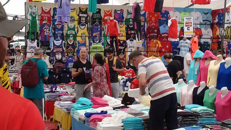 Giyim Pazarında Turist Yoğunluğu