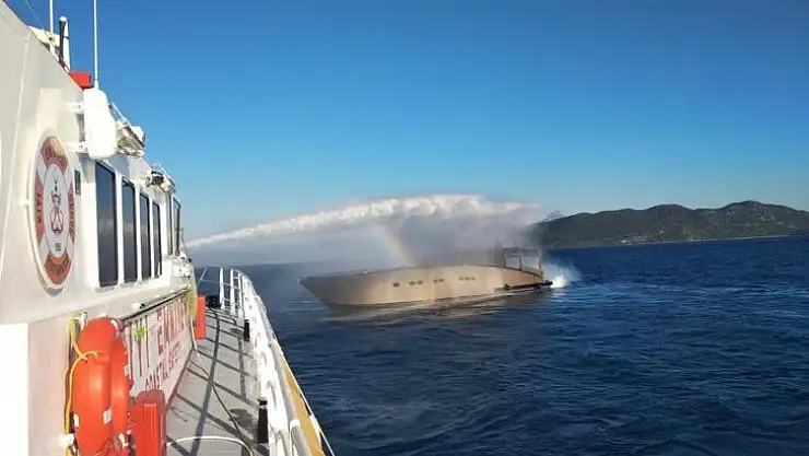 Göcek açıklarında yanan tekneden 4 kişi kurtarıldı