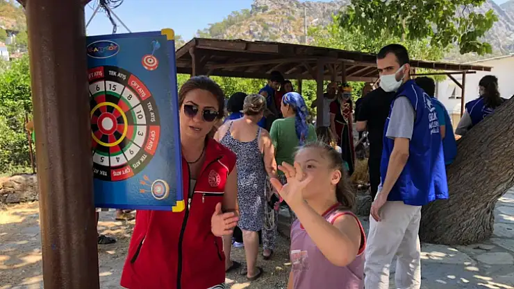 Gönüllü gençler 7'den 70'e herkesin gönlüne dokunuyor