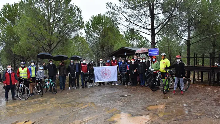 Gönüllü gençlerden çevre temizliği