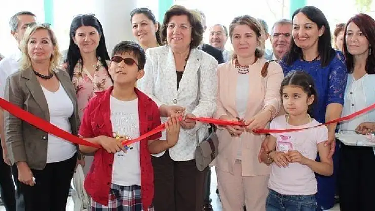 GÖRME ENGELLİ  ÖĞRENCİLERİN  RESİM  SERGİSİ  'HÜLYA ÇİÇEK' TARAFINDAN AÇILDI