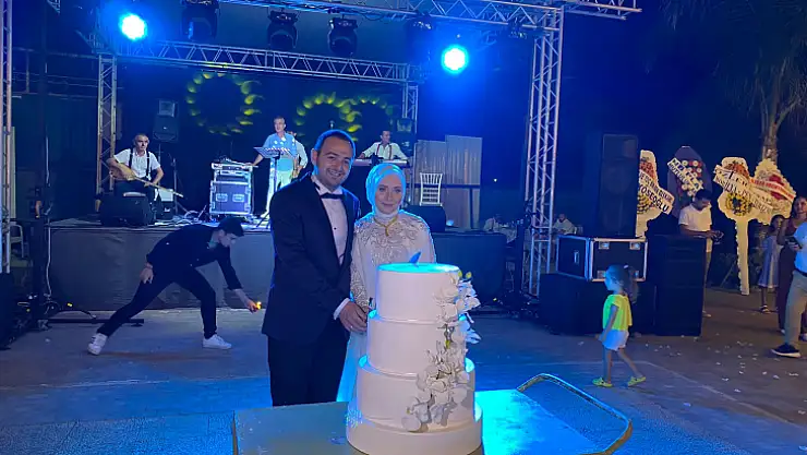 GÖZ KAMAŞTIRAN DÜĞÜN İLE DÜNYA EVİNE GİRDİLER NİKÂHI BAŞKAN OTGÖZ KIYDI
