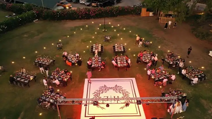 GÜLLER İÇİNDE SULTANLARA LAYIK DÜĞÜN BÜYÜLEDİ