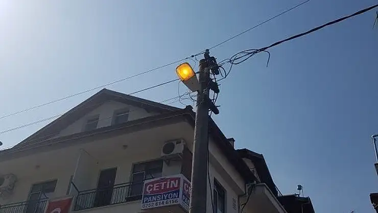 Gündüz Yanan Sokak Lambalarına Tepki