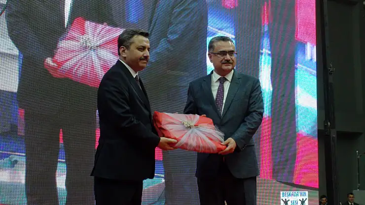 HAFIZLAR GÖRKEMLİ TÖRENLE BELGELERİNİ ALDI