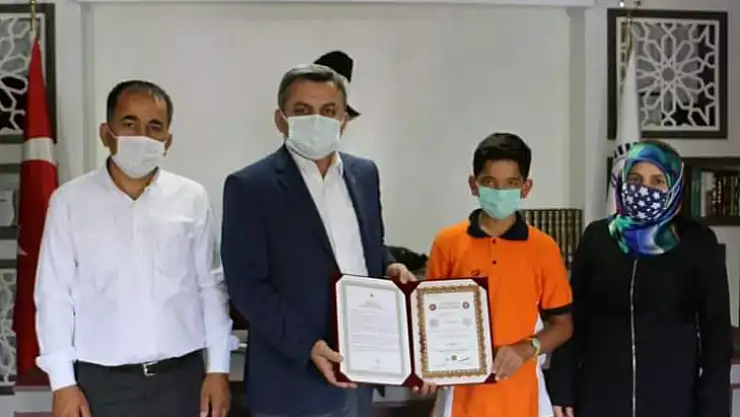 Hafızlık Belge Sınavında Başarılı Olan Öğrencilere Çeşitli Hediyeler Sunuldu