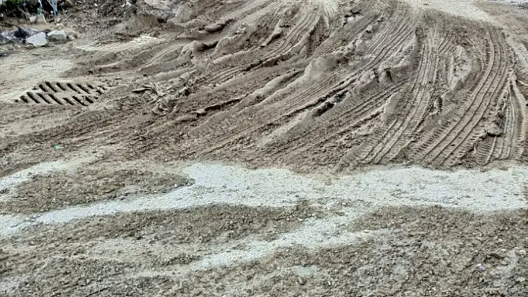 HALKI ÇAMURLU VE TOPRAK YOLDA ZOR GÜNLER YAŞIYOR