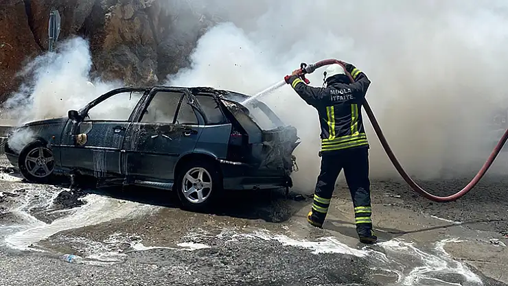 Hastane Bahçesindeki Araç Yangını Faciaya Yol Açmadan Söndürüldü