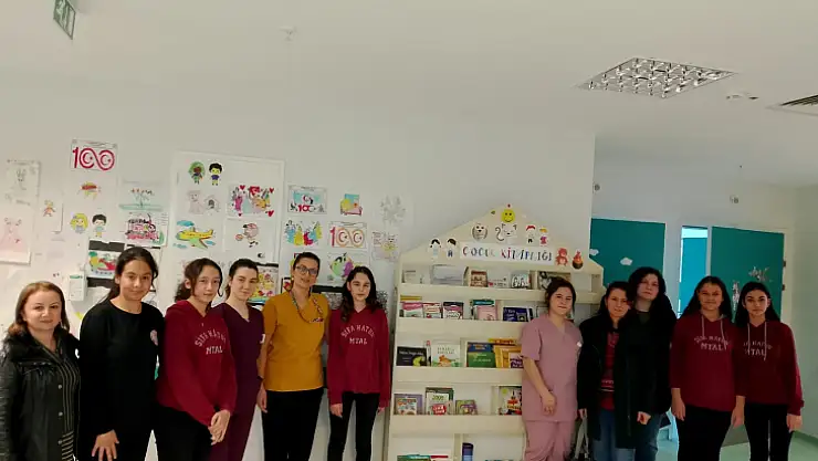 Hastanede Yatan Çocuklara Kitap Okuma Etkinliği Düzenlendi