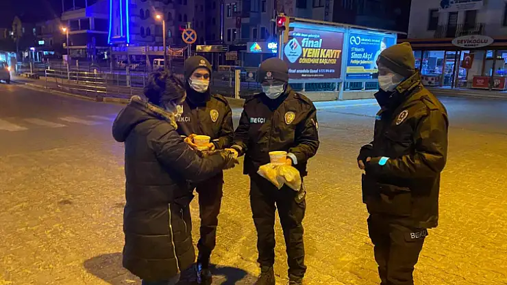 Hayırsever vatandaşlardan sıcak çorba ikramı