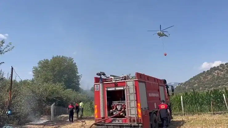 Hayvan çiftliğine sıçrayan yangın söndürülmeye çalışılıyor