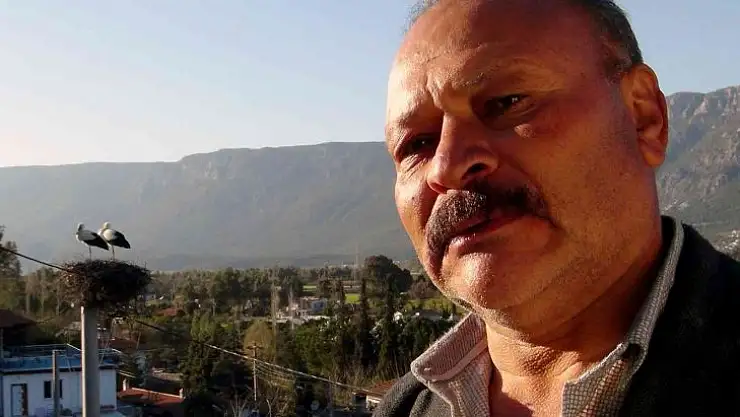 Hayvan sever Muhtar leylek yuvalarını temizletti