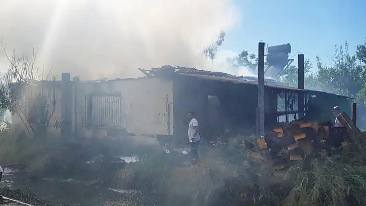 Hediyelik eşya yapılan evde yangın