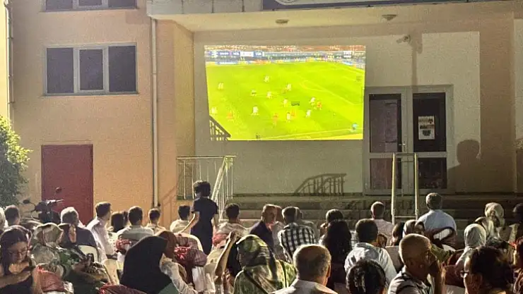 Hem evlendiler, hem Milli maçı izlediler