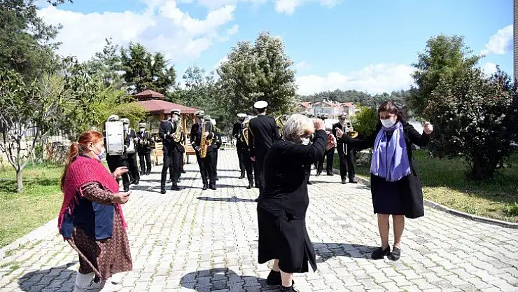 Huzurevi sakinleri Kent Orkestrası ile moral buldu