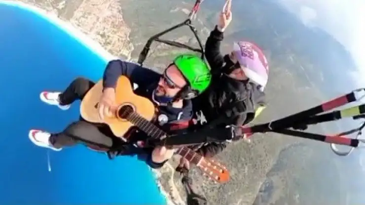 İki bin metrede gitarla uçtu