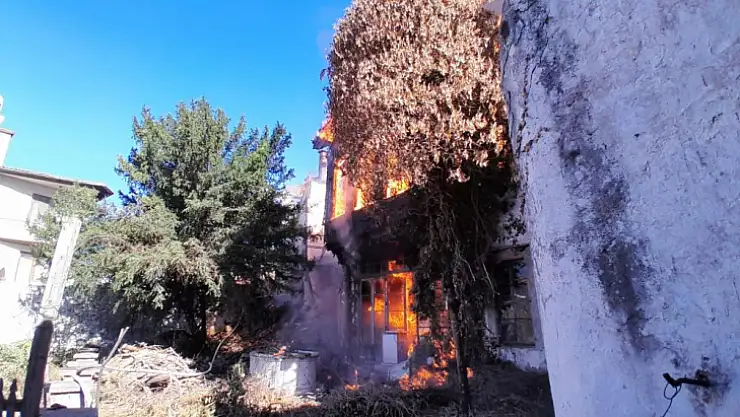 İki katlı ahşap ev alevlere teslim oldu