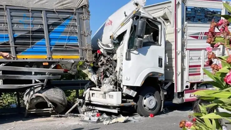 İki kişinin hayatını kaybettiği feci kaza güvenlik kamerasına böyle yansıdı