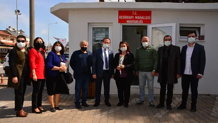 İlçe Başkanı Öztürk emekçi kadınlara karanfil taktim etti