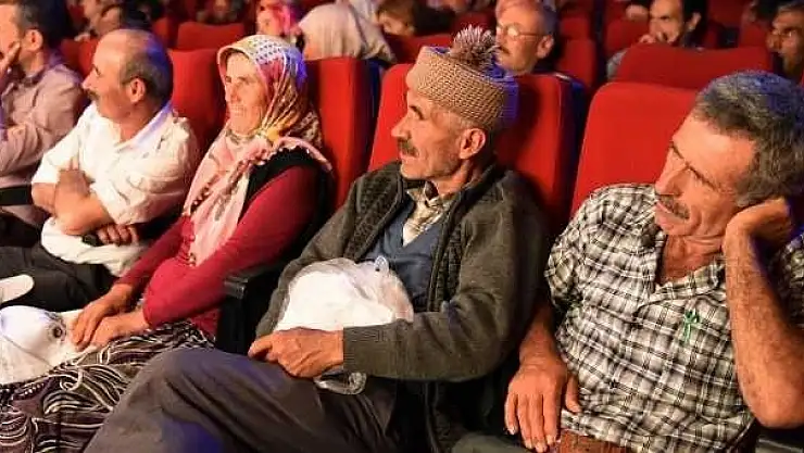 İLK KEZ DENİZ GÖRDÜLER, HAYATLARINDA İLK DEFA TİYATRO SEYRETTİLER