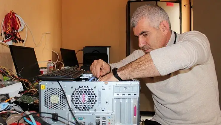 İlkokul müdürü tamir ettiği bilgisayarları öğrencilerin hizmetine sundu