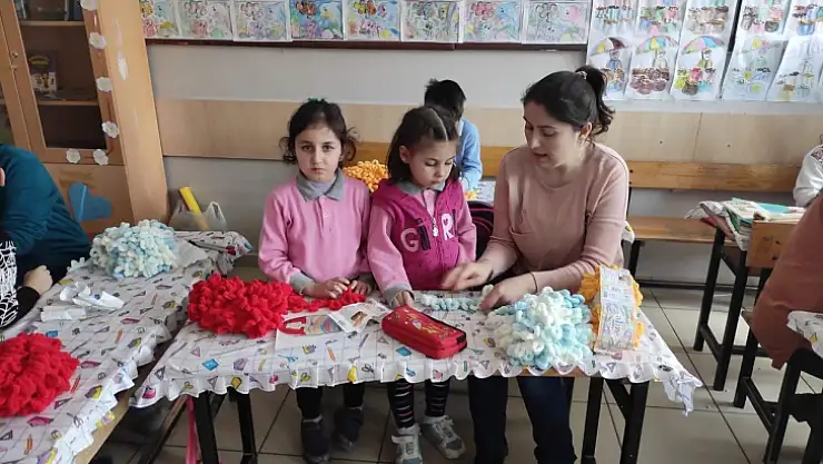 İLKOKUL ÖĞRENCİLERİ VE VELİLER DEPREMZEDE ÇOCUKLARA ATKI ÖRDÜ