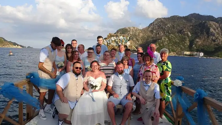 İngiliz gelinin geçen yıl annesi ile babası evlenmişti bu yıl kendisi evlendi