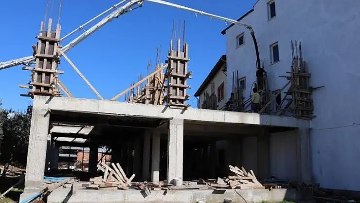 İnşaattan düşen işçi yaralandı