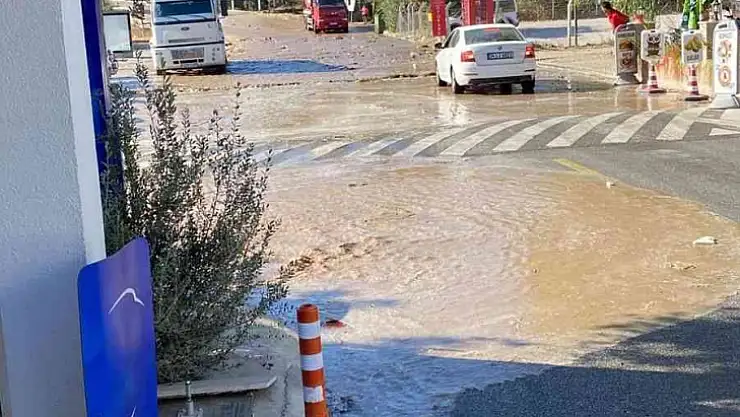 İSALE HATTI PATLADI, İŞ YERLERİNİ SU BASTI