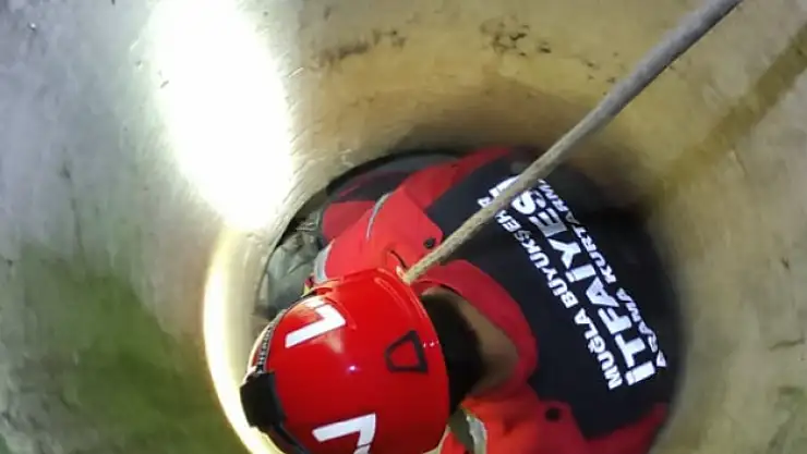 İTFAİYE EKİPLERİNDEN KEÇİ KURTARMA OPERASYONU