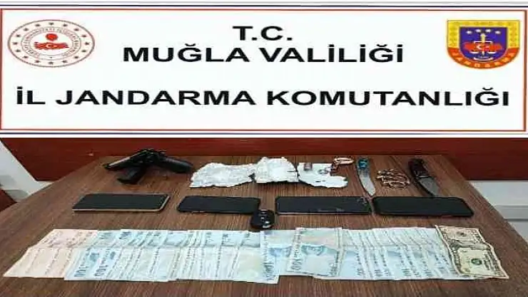 JANDARMA ŞÜPHELİ ARAÇTA SİLAH VE KESİCİ ALET ELE GEÇİRDİ