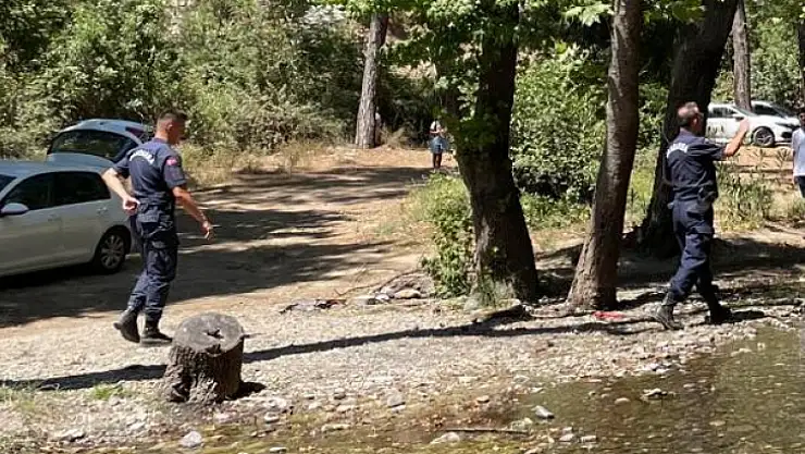 Jandarma, tatilcilerin önce oturmasına müsaade etti sonra yasak diye kaldırdı