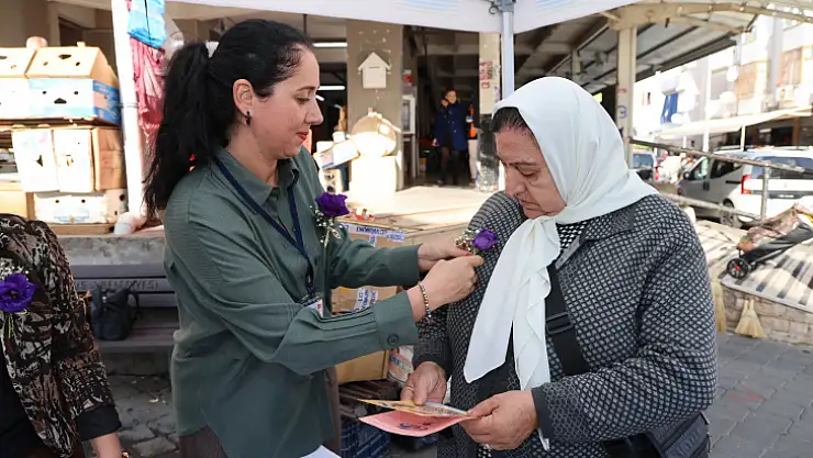 Kadınlara Hem Broşür Hem Çiçek