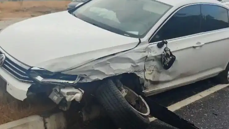 Kafa kafaya çarpışan 2 otomobil hurdaya döndü