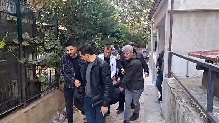 Kafasına şişe ile vurup sırtından bıçaklayarak öldürdü