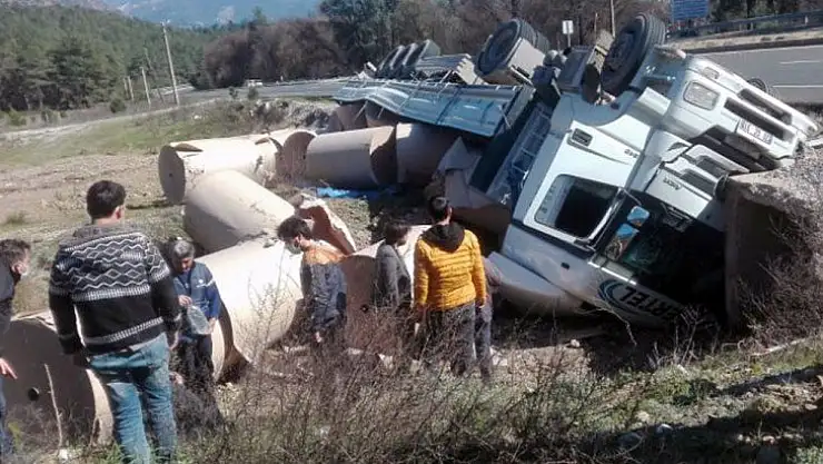 Kağıt yüklü TIR devrildi