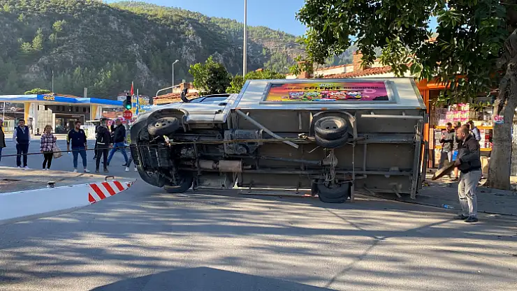 KAMYONET YARIŞ MOTORUNUN ÜZERİNE DEVRİLDİ