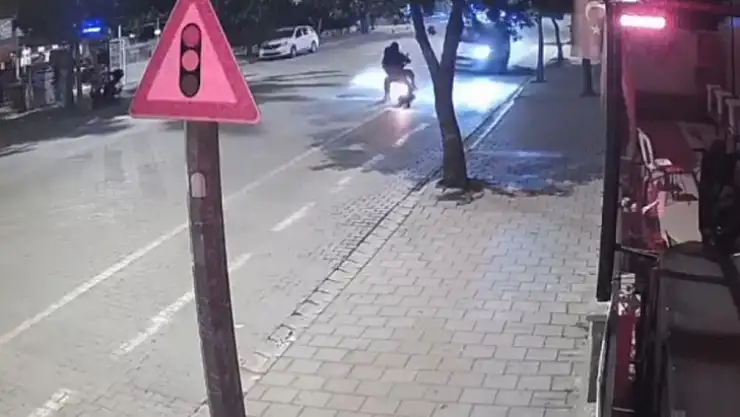 Kamyonetin Çarptığı Motosikletteki 2 Kişi Ağır Yaralandı