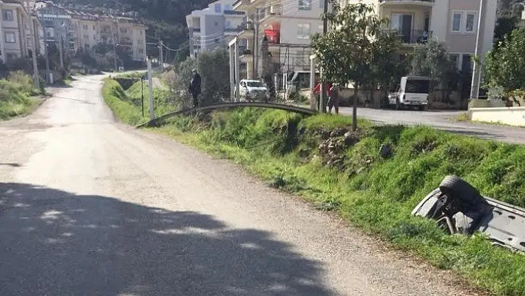 Kanala uçan otomobilden sağ kurtuldular