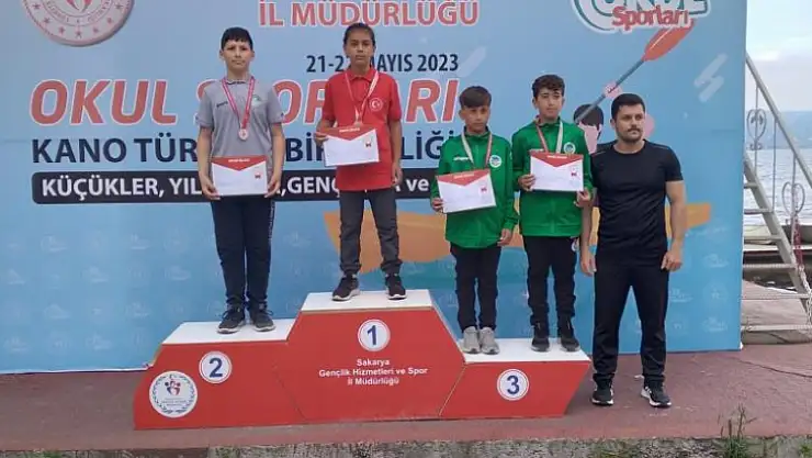 Kano yarışlarında altın madalya kazandı