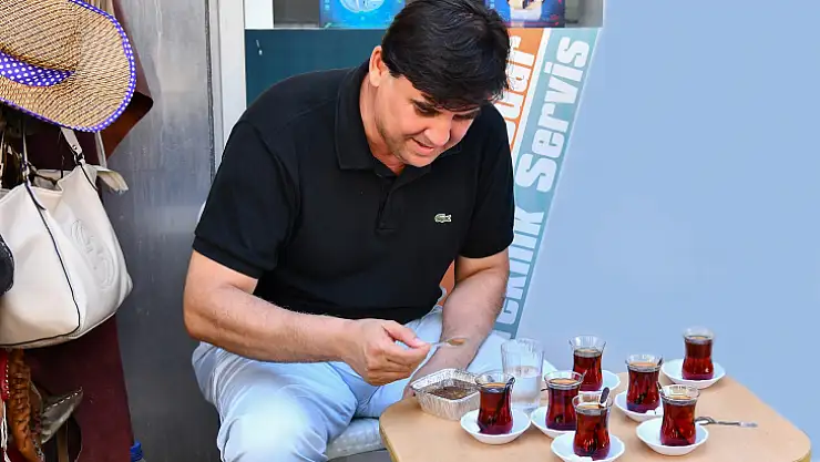 Karaca esnafların aşure dağıtımına katıldı