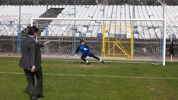 Karaca kaleciyi ters köşeye yatırdı