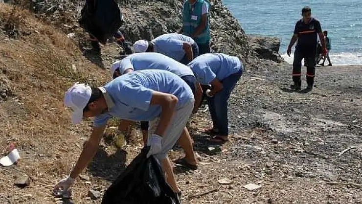 KARATAŞ'DA TEMİZLİK ÇALIŞMASI YAPILDI