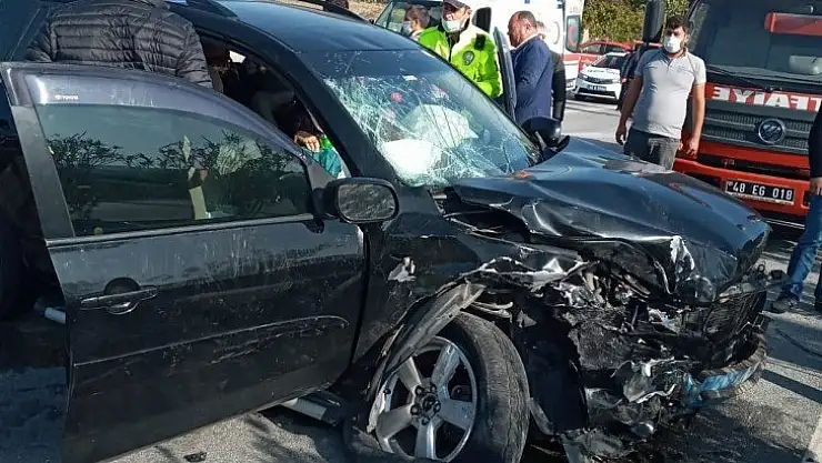 Karşı şeride geçen cip, otomobile çarptı : 6 yaralı