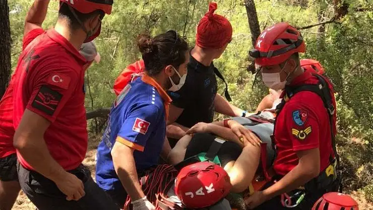 Kayalıklardan düşen turist 4 saat sedye ile taşınarak kurtarıldı