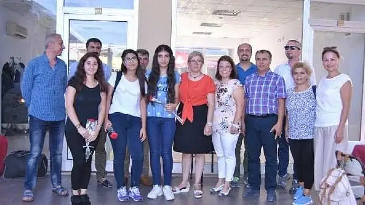 KAYIT İÇİN GELEN ÖĞRENCİLER ÇİÇEKLERLE KARŞILANDILAR…