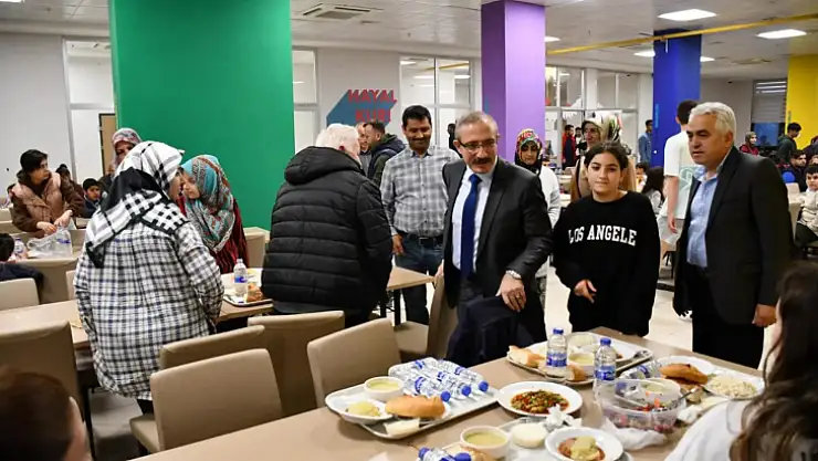 KAYMAKAM KARAMAN, İLK İFTAR YEMEĞİNDE DEPREMZEDELER İLE BİR ARAYA GELDİ