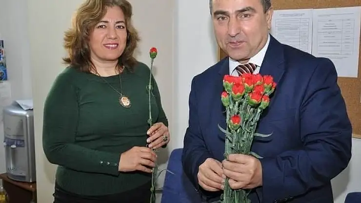 Kaymakam Şahiner, 8 Mart Dünya Kadınlar Günü Nedeniyle Karanfil Dağıttı